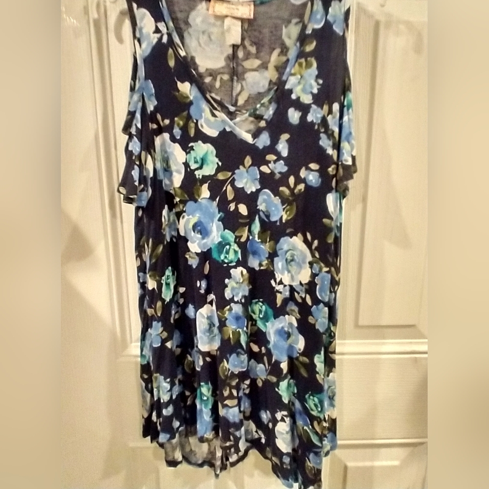 Top. Cold shoulder. Criss Cross front. 32 x 19